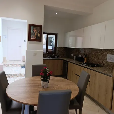 Alina Boutique Living فندق مبيت وإفطار فيكتوريا